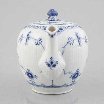 A 'Blue Fluted half lace' / 'Musselmalet' porcelain teapot, Royal Copenhagen, model 259, post 1923.