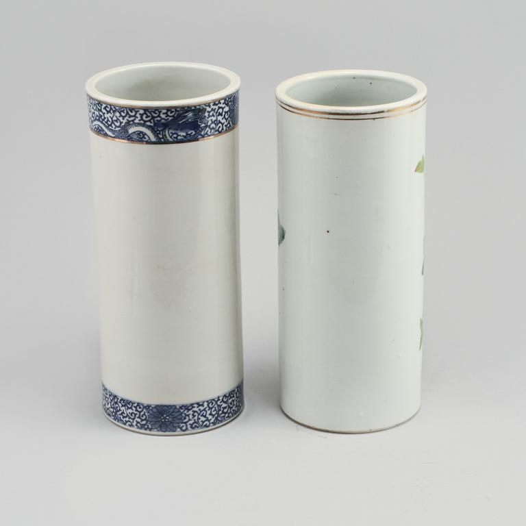 PENSELVASER, 2 st, porslin, Kina, 1900-tal.