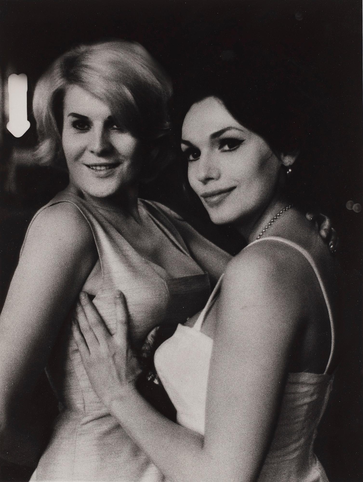 Christer Strömholm, "Gina och Nana, Paris, 1963".