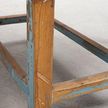 A gate leg table., 19th century.