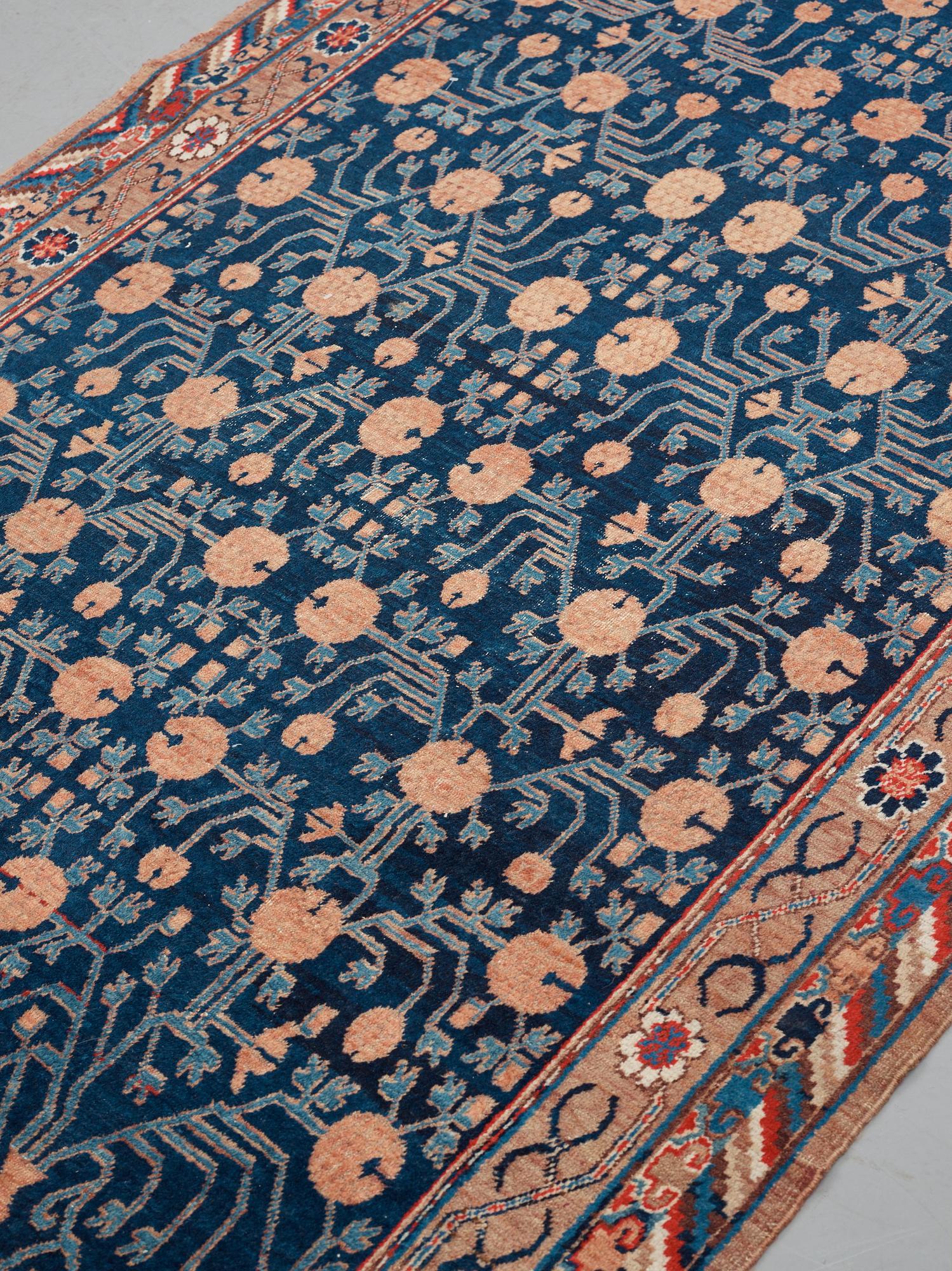 Matto, a semi-antique Khotan, Xinjiang, China, ca 287-290,5 x 154-156 cm.
