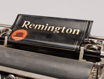 A typewriter Remington.