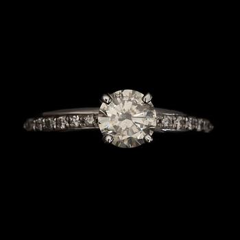 RING, 14k vitguld med briljantslipade diamanter tot ca 0,9 ct. Vikt 4,1 g.
