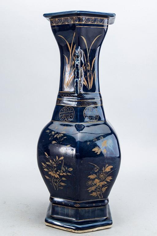 A blue vase, Qing dynasty, 19th Century.