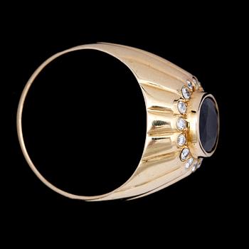 RING, 14k guld med blå safir o krans med briljantslipade diamanter tot ca0,32ct. Tot vikt 11,8g.