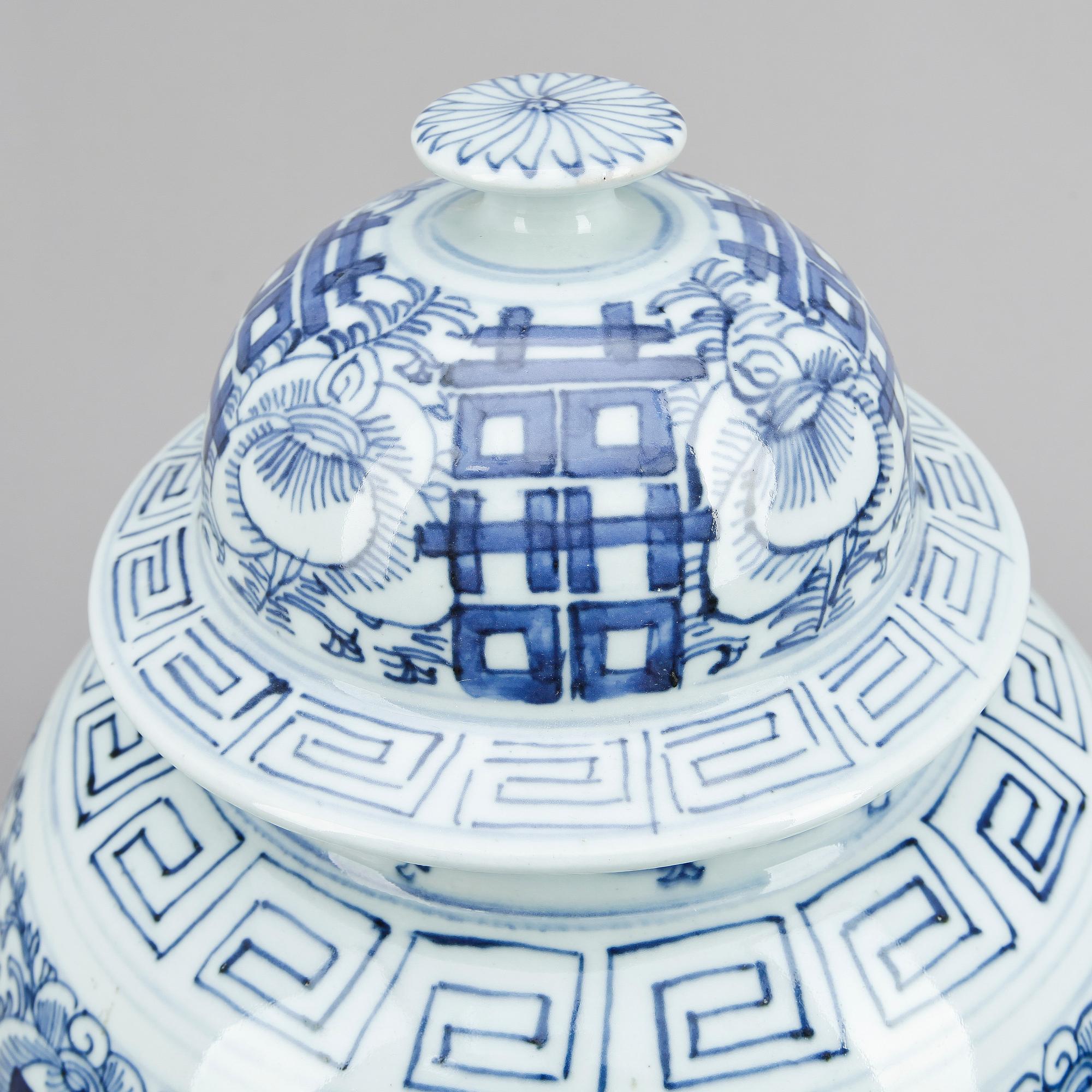 LOCKURNA, porslin, Kina, 1900-tal.