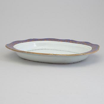 A rare and fine famille rose porcelain platter, Qing dynasty, 18th century.