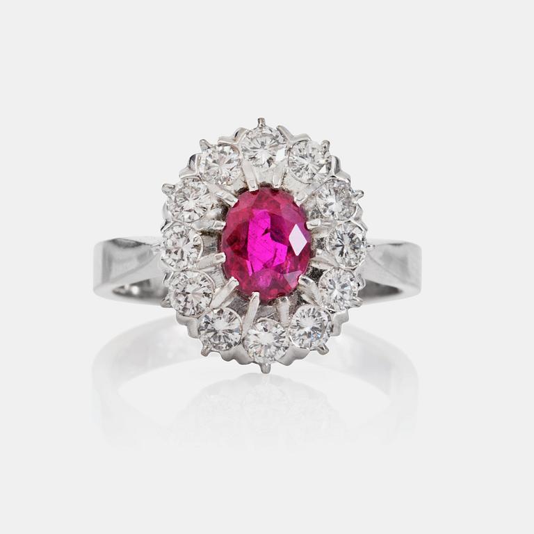 RING med rubin ca 1.00 ct samt 12 diamanter totalt ca 0.77 ct. Tillverkad av Stigbert, Stockholm.