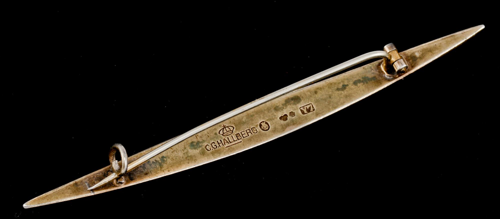 BROSCH, förgyllt silver med blå emalj, CG Hallberg, Stockholm, 1925. Vikt 5 g.