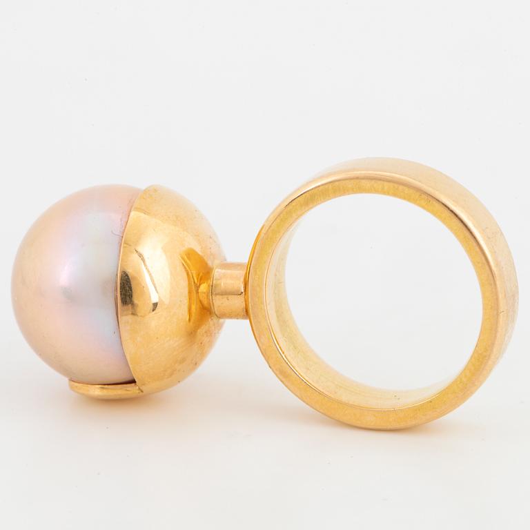 18K gold and large pink japanese freshwater pearl ring.