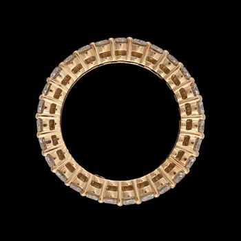 A brilliant- and baguette-cut diamond ring. Total cartat weight circa 4.75 cts. Quality H/VS-SI.