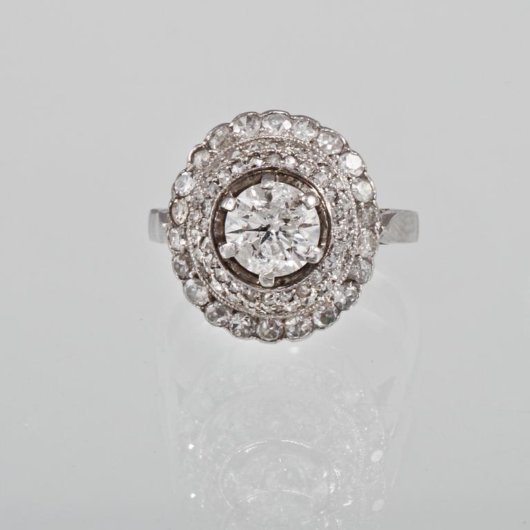 RING, 18K vitguld med fasetttslipade diamanter ca 1.50 ct samt briljantslipad diamant ca 1.35 ct. Vikt 6,7 gram.