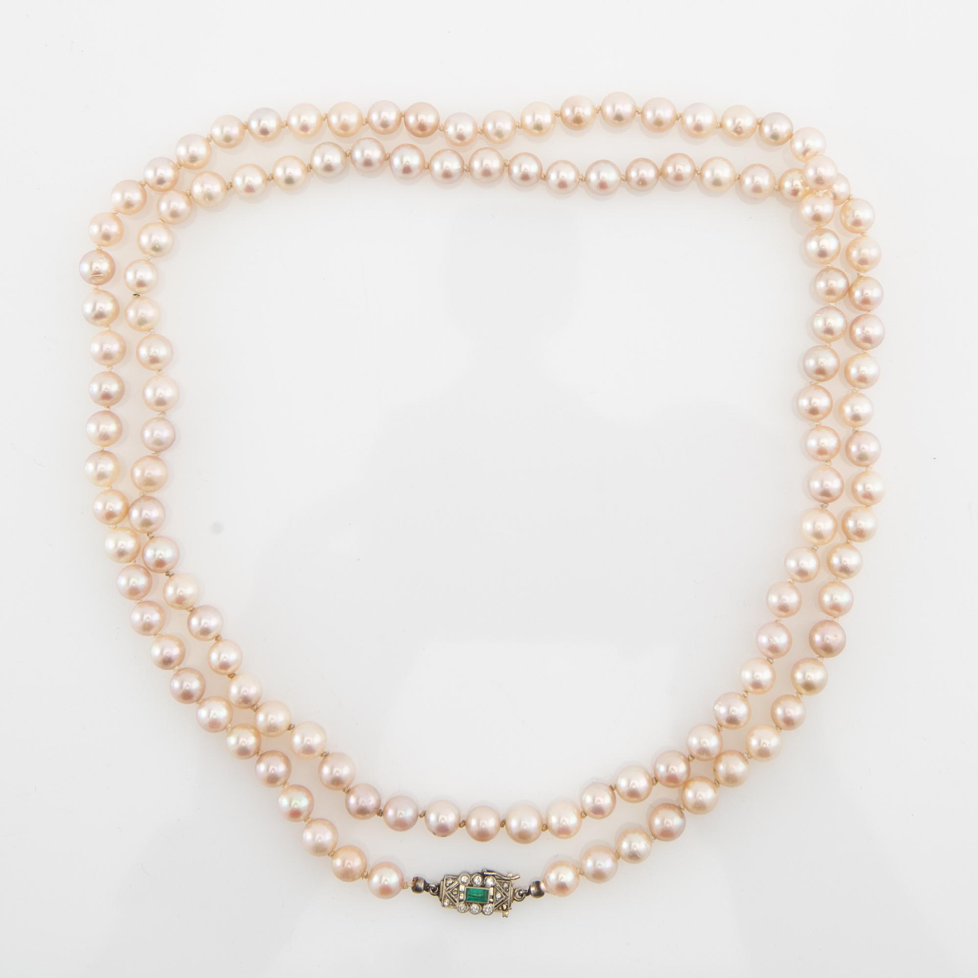 Necklace, pearls and 18K white gold with emerald and brilliant-cut diamonds.