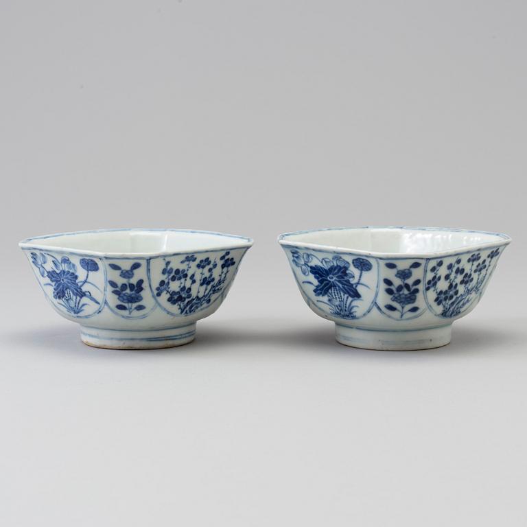 A pair of blue and white porcelain bowls, Qing dynasty, 19th century.