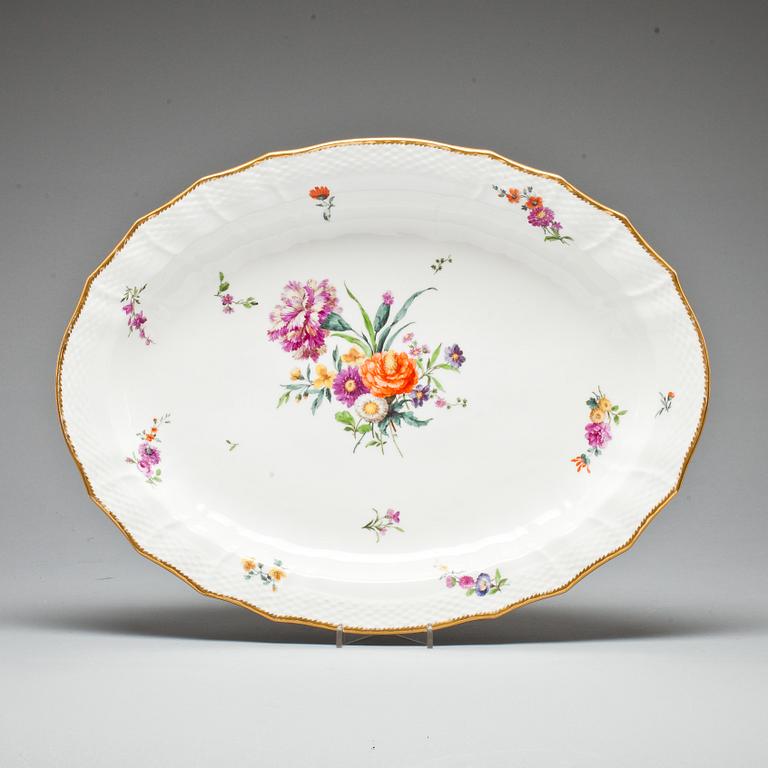 SERVERINGSFAT, porslin, "Sachsisk blomst", Royal Copenhagen. Omkring 1900.