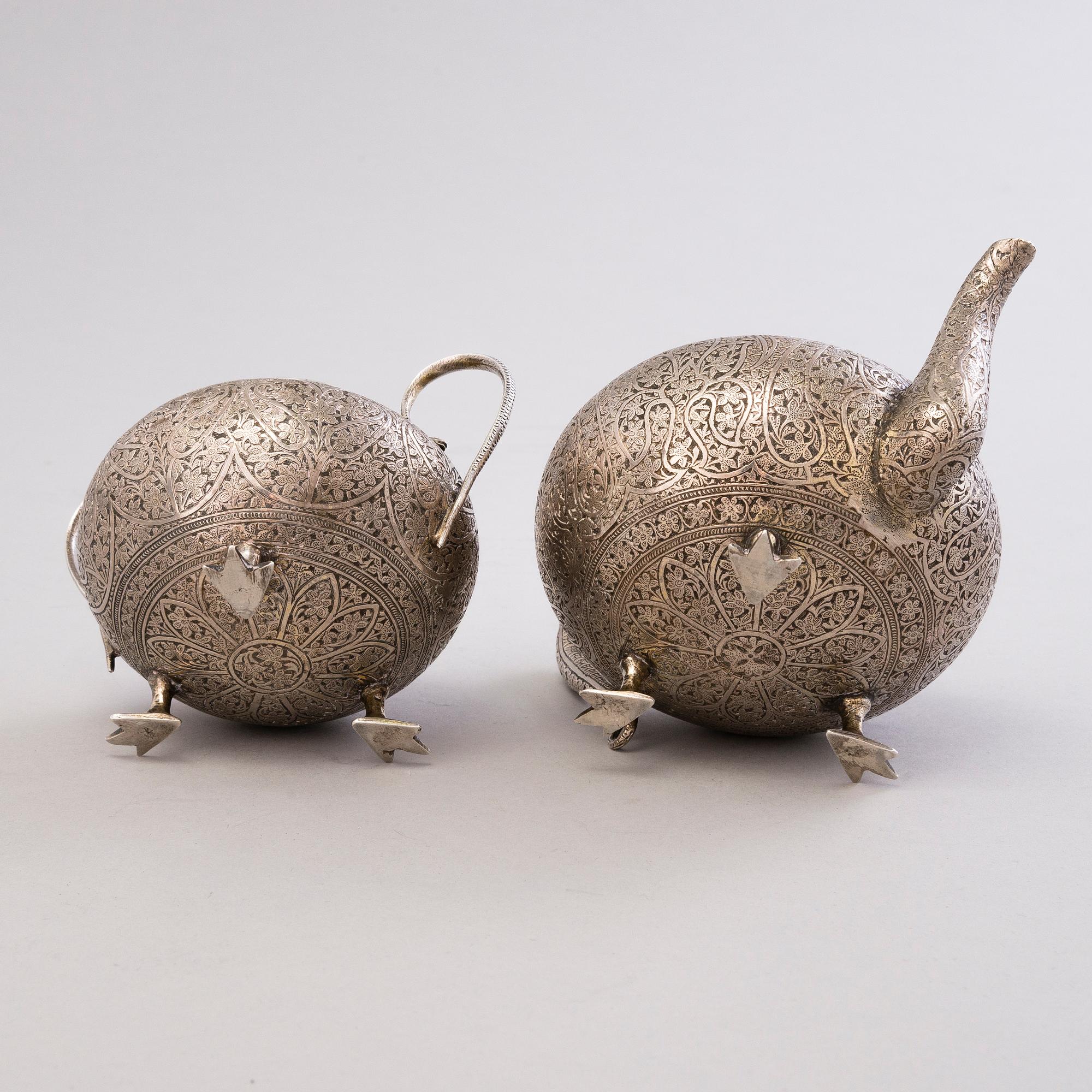 BRICKA med TEKANNA och SOCKERSKÅL, silver, finska kontrollstämplar Harry Bergman, Helsingfors 1964.