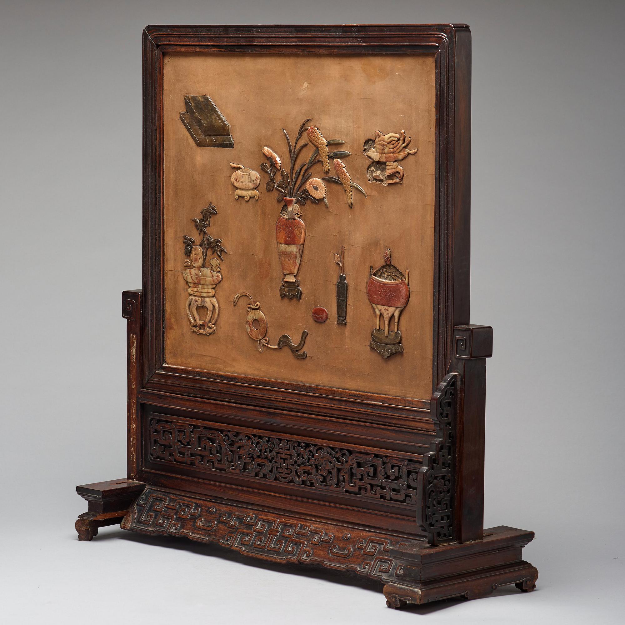 BORDSSKÄRM, trä och inläggningar i sten. Qingdynastin, 1800-tal.