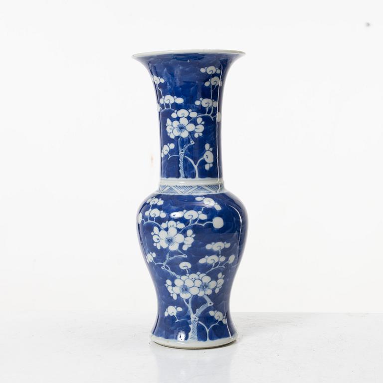 A blue and white porcelain vase, China, Qing dynasty, 19th century.