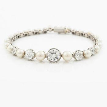 Bracelet/necklace platinum and 18K white gold with pearls and old-cut diamonds. Likely from the 1930s.