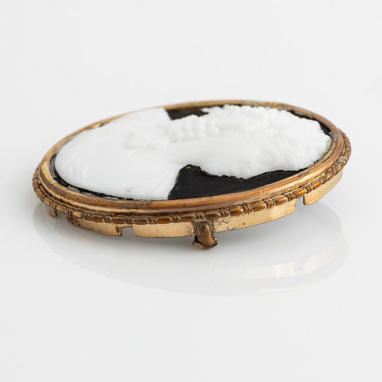Cameo brooch.