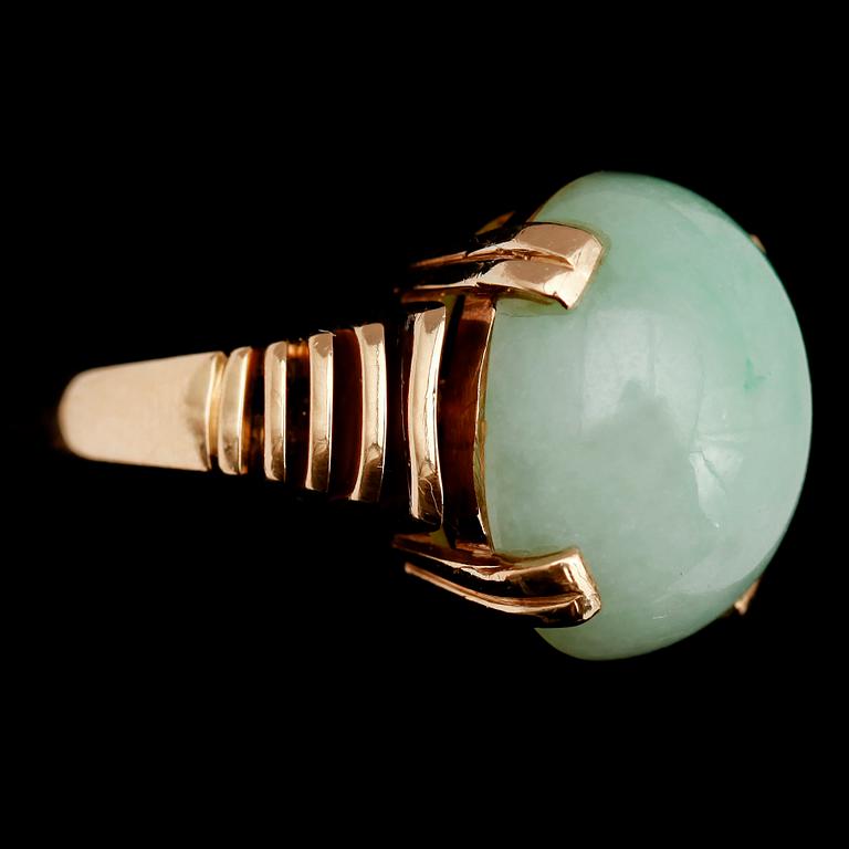 RING, 18 k guld, jade, 1960-tal.