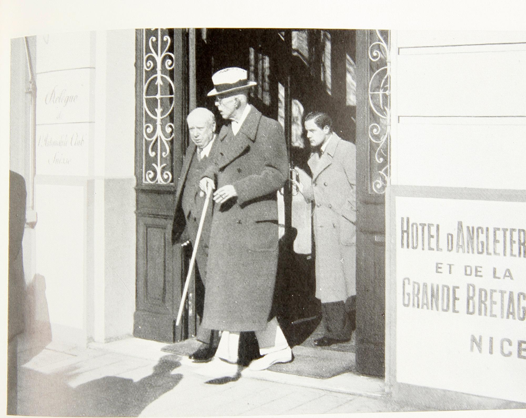 PARTI GUSTAV V, 4 delar, signerat porträtt, teckning och böcker 2 st.