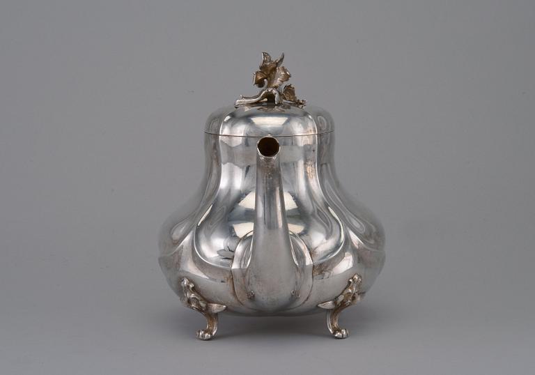 A TEA POT, 84 silver. Mathias Skytt St Petersburg 1869. Weight 813 g.