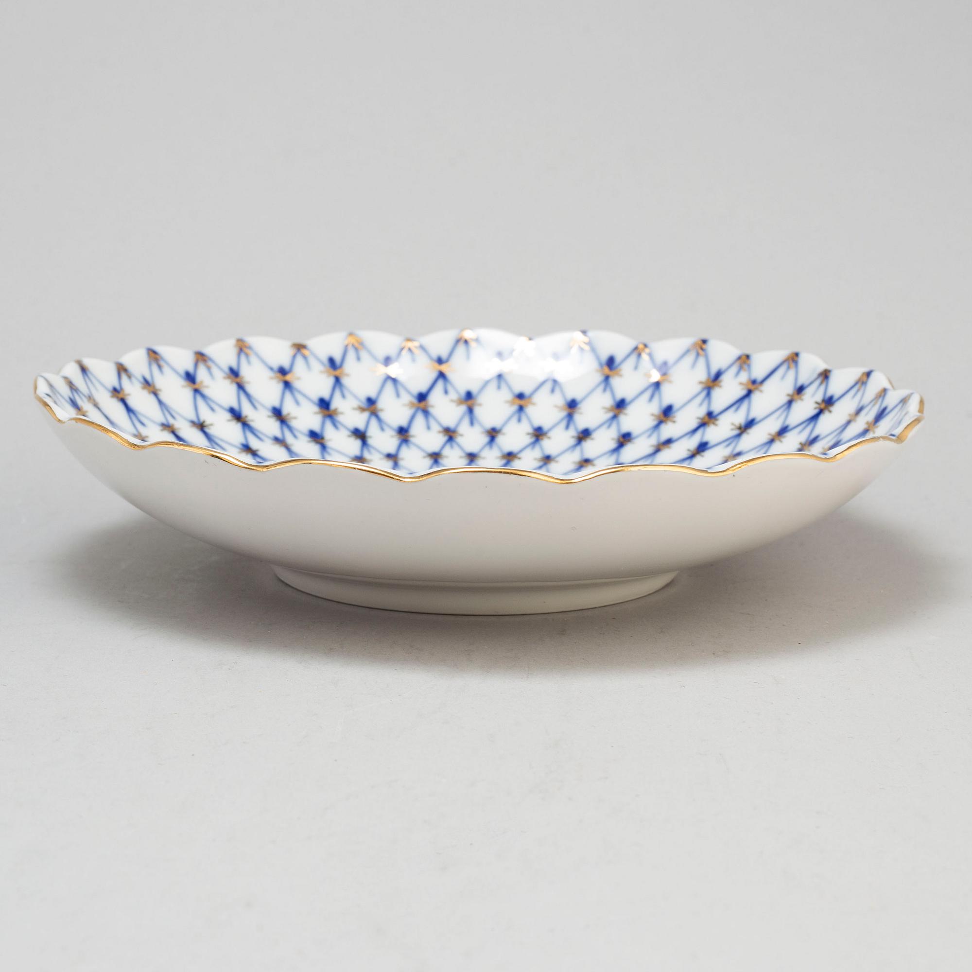 A 23 piece porcelain  service, 'Cobolt Net', Lomonosov, Soviet Union/Russa, second half of the 20th century.