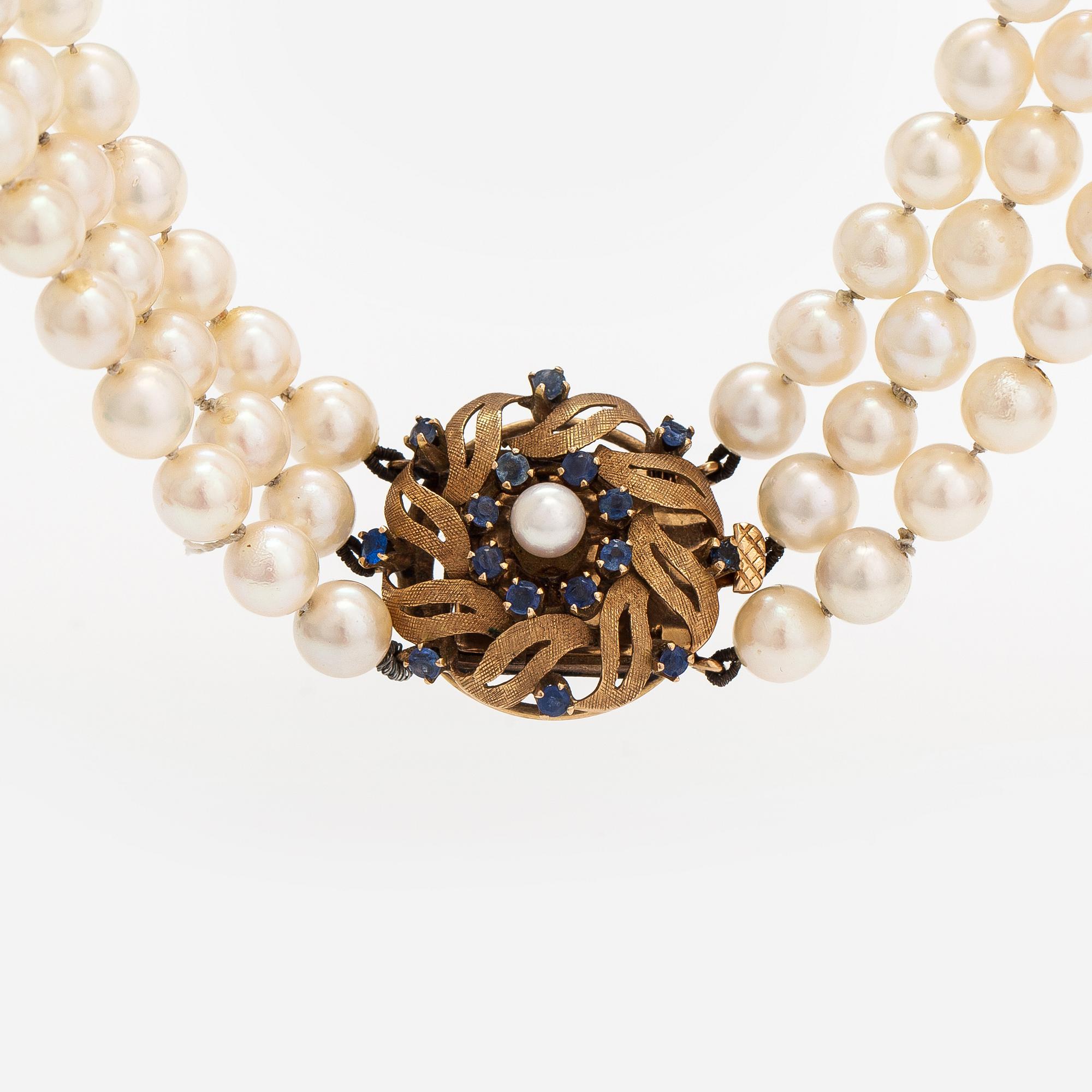 Helminauha, 3-rivinen, 17K kultaa, viljellyt helmet, 17K kultaa, aitoja ja synteettisiä safiireja.