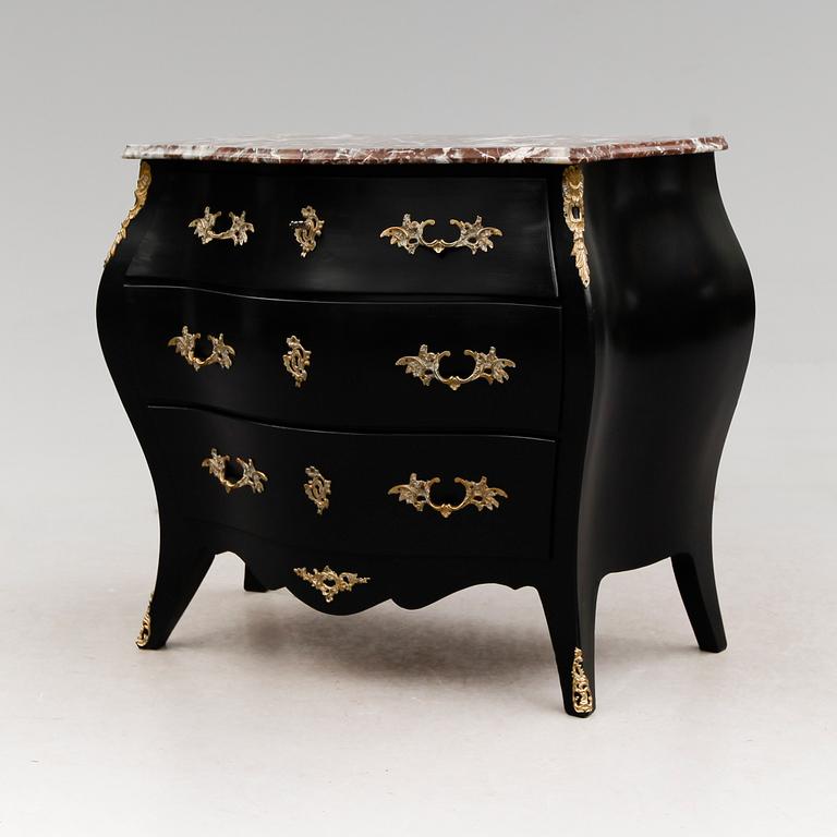 BYRÅ, rokokostil, 1900-talets andra hälft.