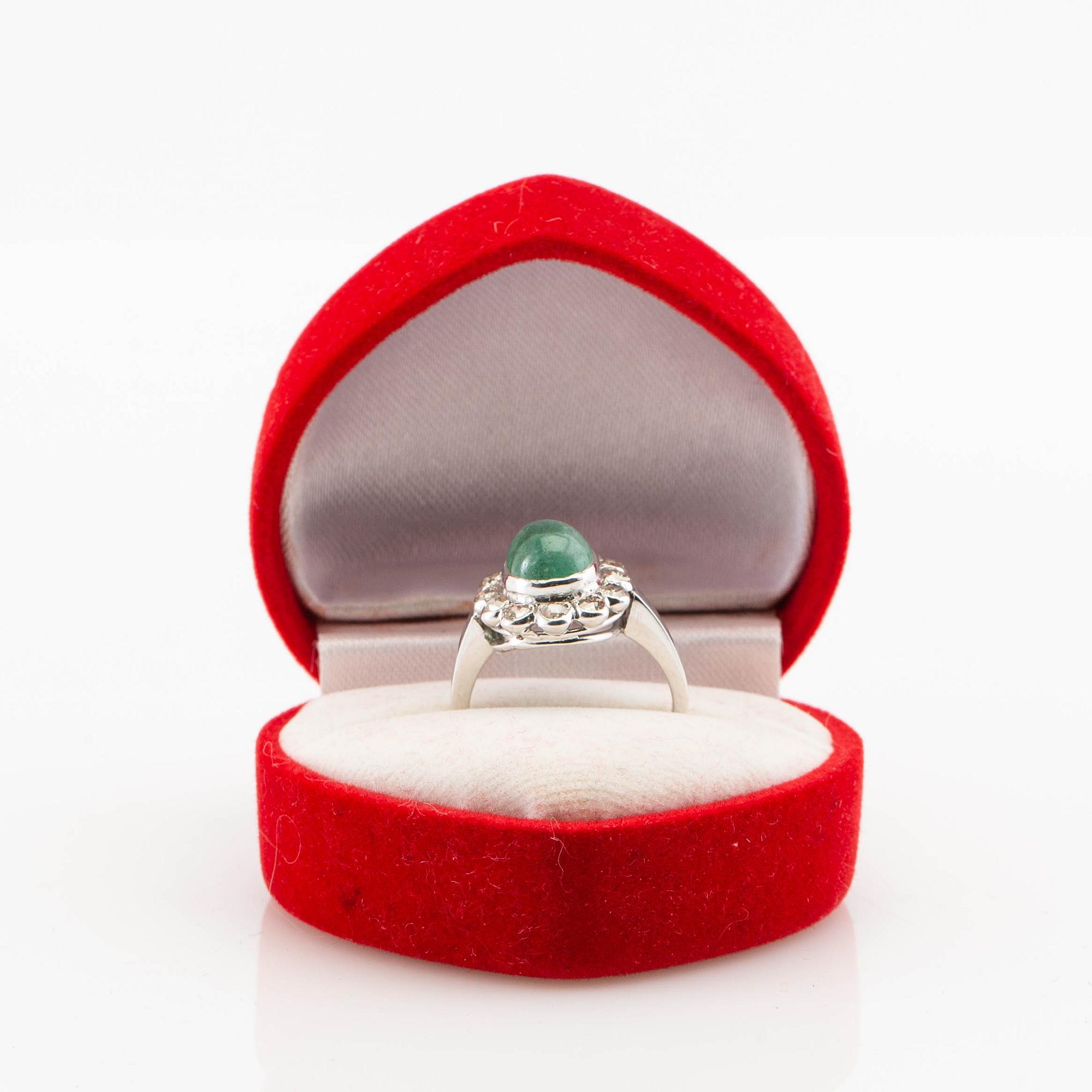 Ring, 18K vitguld med smaragd och diamanter.