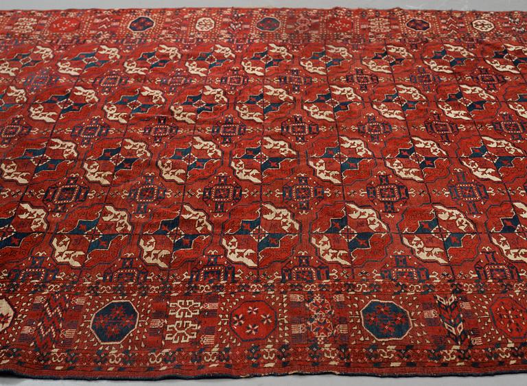 Matto, an antique Tekke main carpet, ca 287-293,5 x 207-219,5 cm (as well as 1 cm flat weave at the ends).