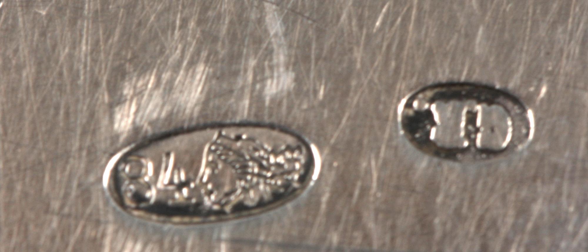 BRICKA, silver, utländska stämplar, 1900-tal. Vikt c:a 1100 g.