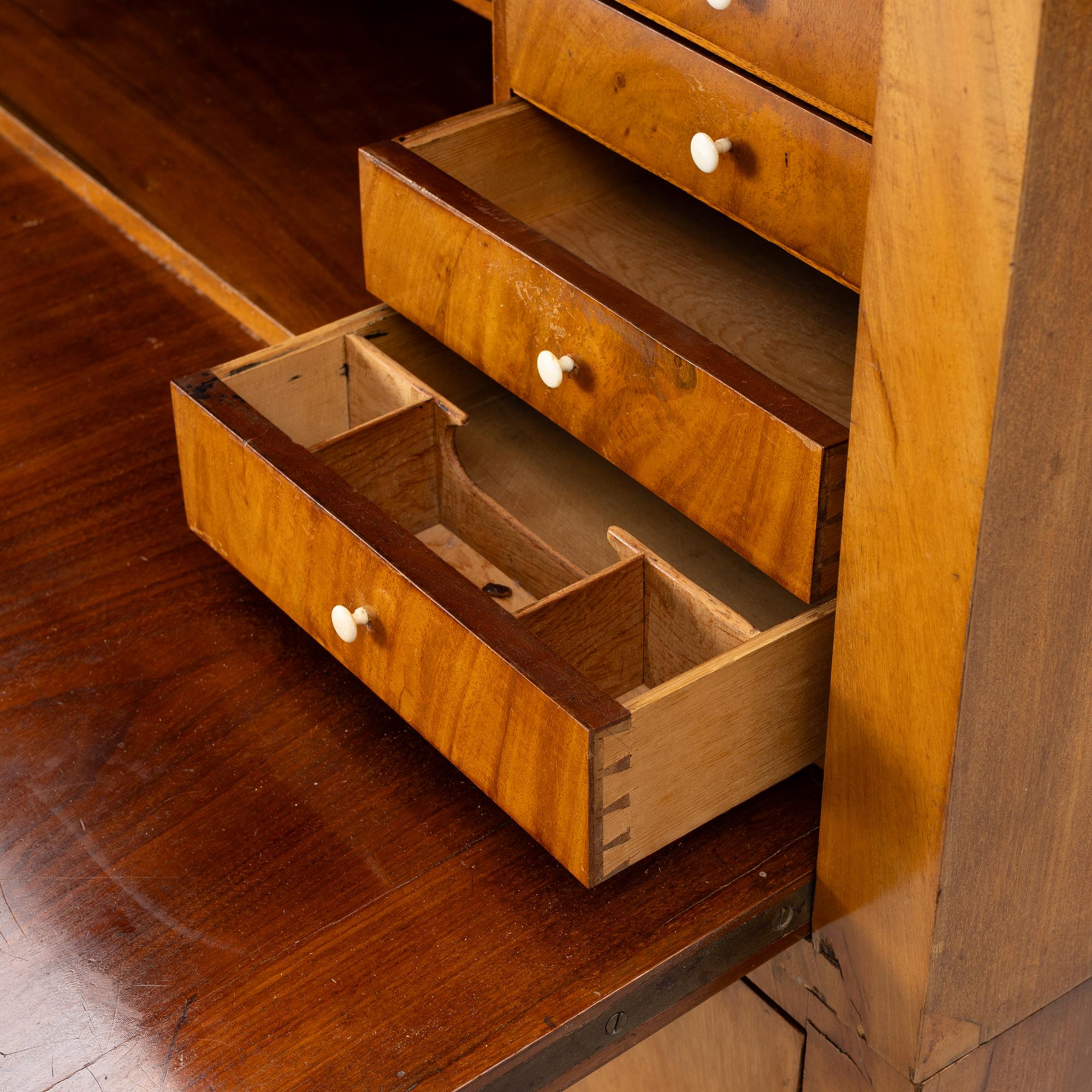 Chiffonier, empire, utförd av Daniel Sehfbom (mästare i Stockholm 1800-1837).