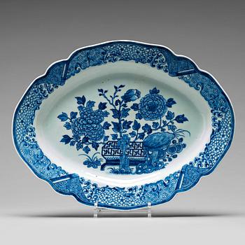 932. A blue and white serving dish, Qing dynasty, Qianlong (1736-95).