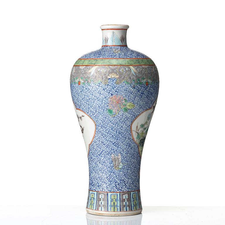 VAS, porslin. Qingdynastin, 1800-tal.