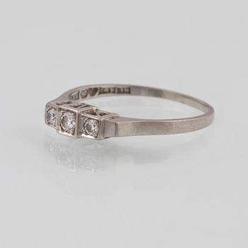 RING, 18K vitguld med 3 briljantslipade diamanter 0.15 ct, Trege, Göteborg, 1952. Vikt 2,0 gram.