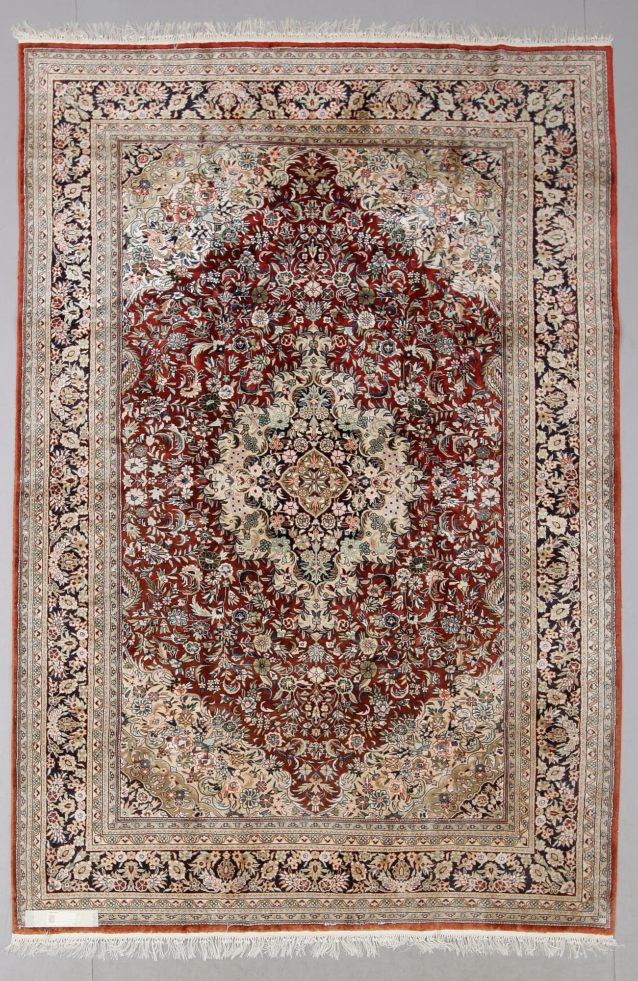 MATTA, orient, silke, ca 275 x 190 cm.