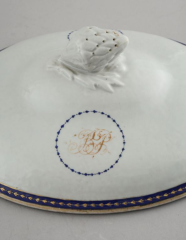 A porcelain terrine with lid, Qianlong (1736-1795).