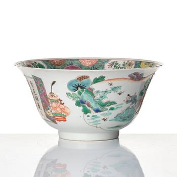 A famille verte porcelain bowl, Qing dynasty, 19th century.