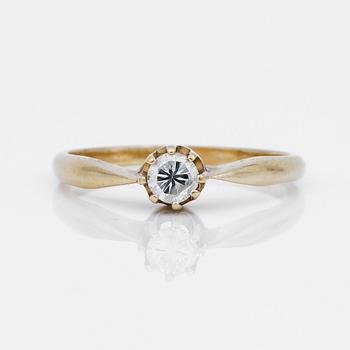 RING, enstenring, 18K guld med briljantslipad diamant ca 0,26 ct. Vikt ca 2,79 gram.
