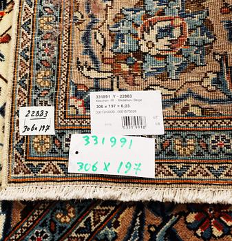 A Kashan carpet, a. 306 x 197 cm.