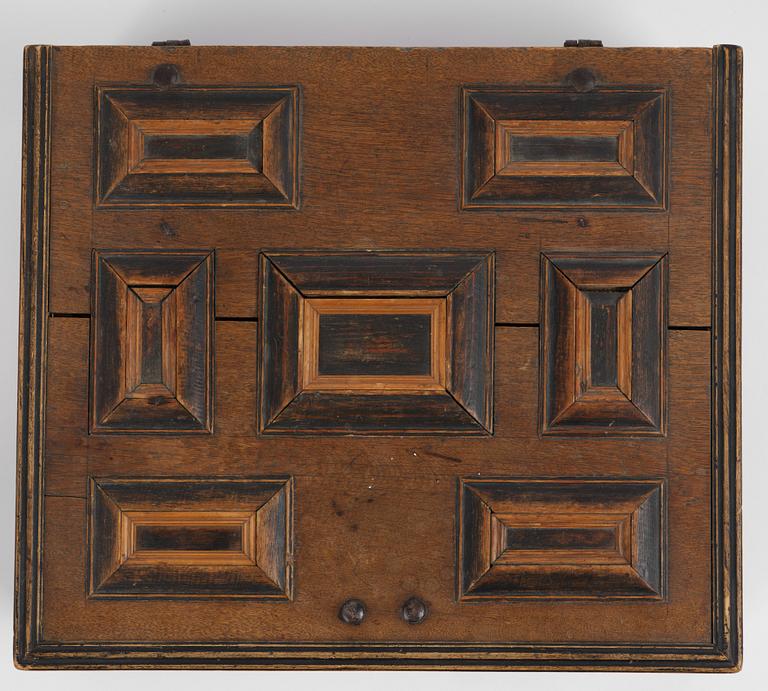 Schatull på benställning av Bruno Mathsson, Firma Karl Mathsson, Värnamo, 1933, samt 1700-tal.