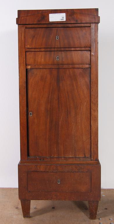 KOLONNSKÅP, Karl Johan, 1800-talets första hälft.