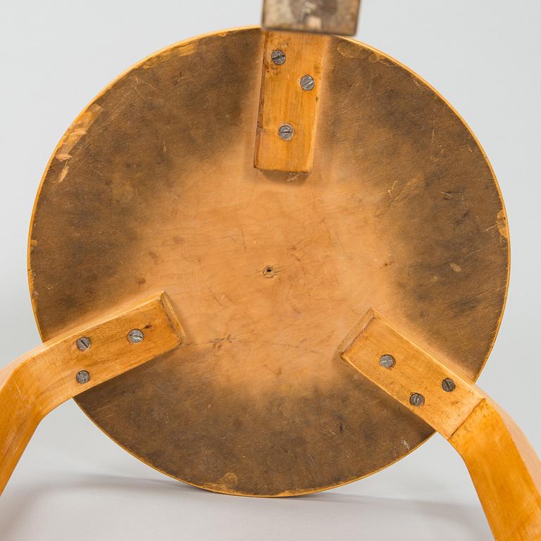 Alvar Aalto, jakkaroita, 4 kpl malli 60, O.Y. Huonekalu- ja Rakennustyötehdas A.B. 1900-luvun puoliväli.