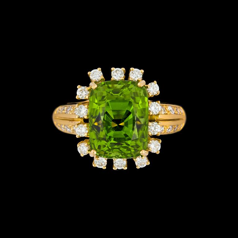 RING, kuddslipad peridot, 9.63 ct, och briljantslipade diamanter, tot. 0.68 ct.