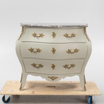 A painted rococo style chest of drawers, with av marble top, 20th Century.