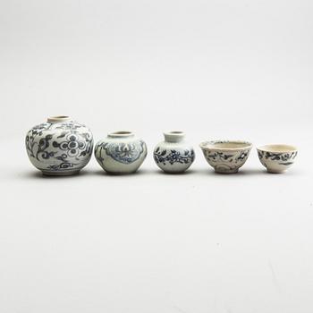 A group of blue and white porcelain, Sawankhalok, 15th/16th Century. (5 pieces).