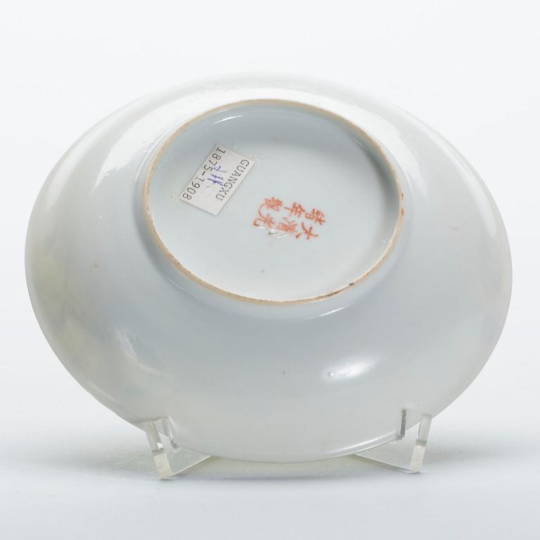 SKÅLFAT, porslin, Kina, Guangxu(1875-1908). Märkt undertill.