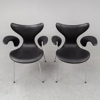 ARNE JACOBSEN, karmstolar, 2 stycken, "Måsen / Liljan", Fritz Hansen, 2000-tal.